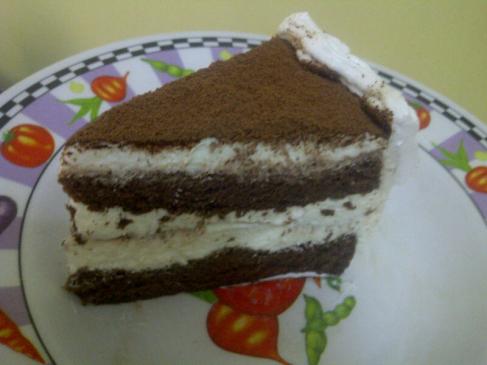 kalo cuma cake lapis coklatâ€¦tapiiiii, 2 kliatan hesti tiramisu cake cream   isinya  kan,